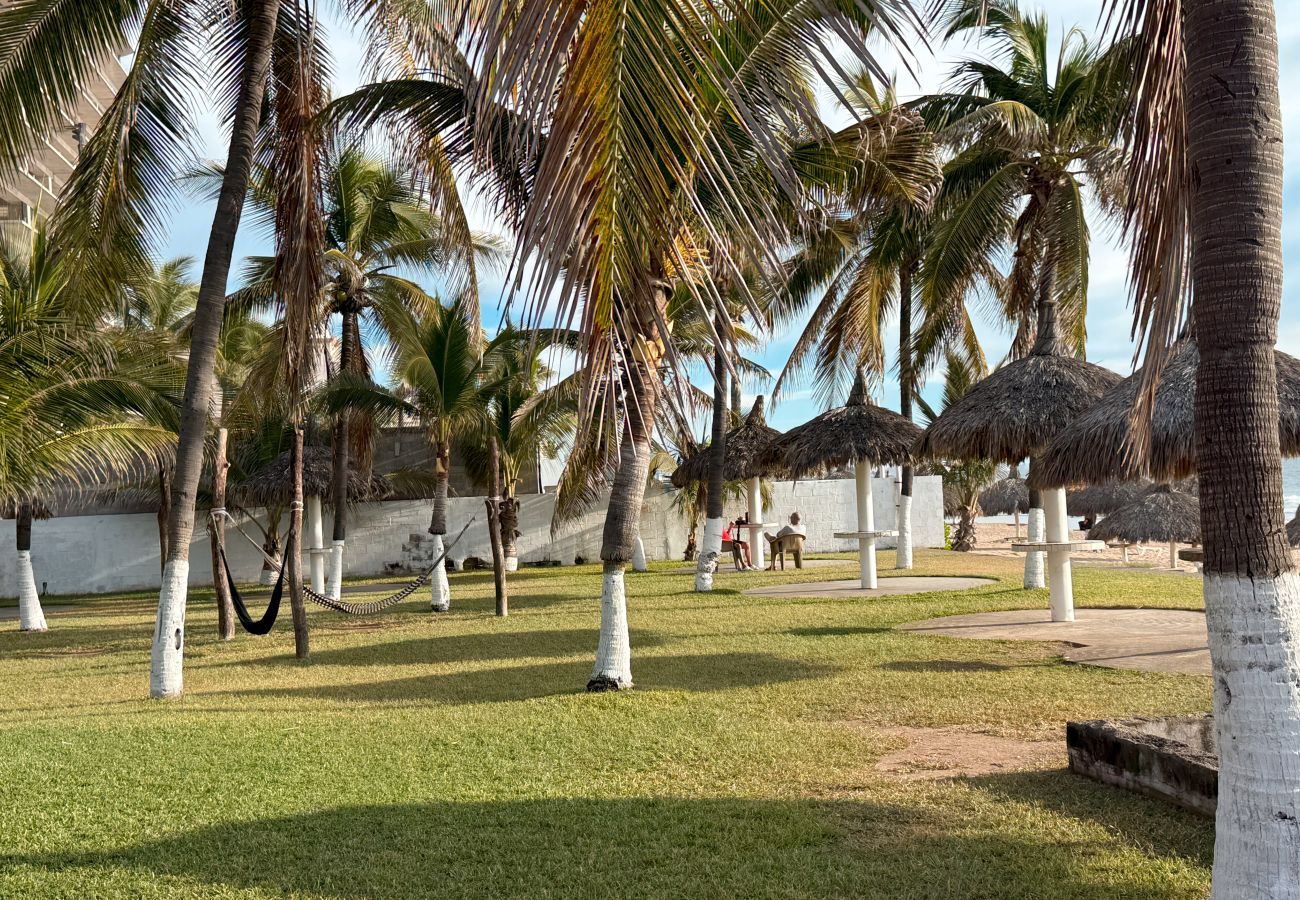 Apartamento en Mazatlán - Cerritos Resort: 2 Hab. con Alberca Frente al Mar