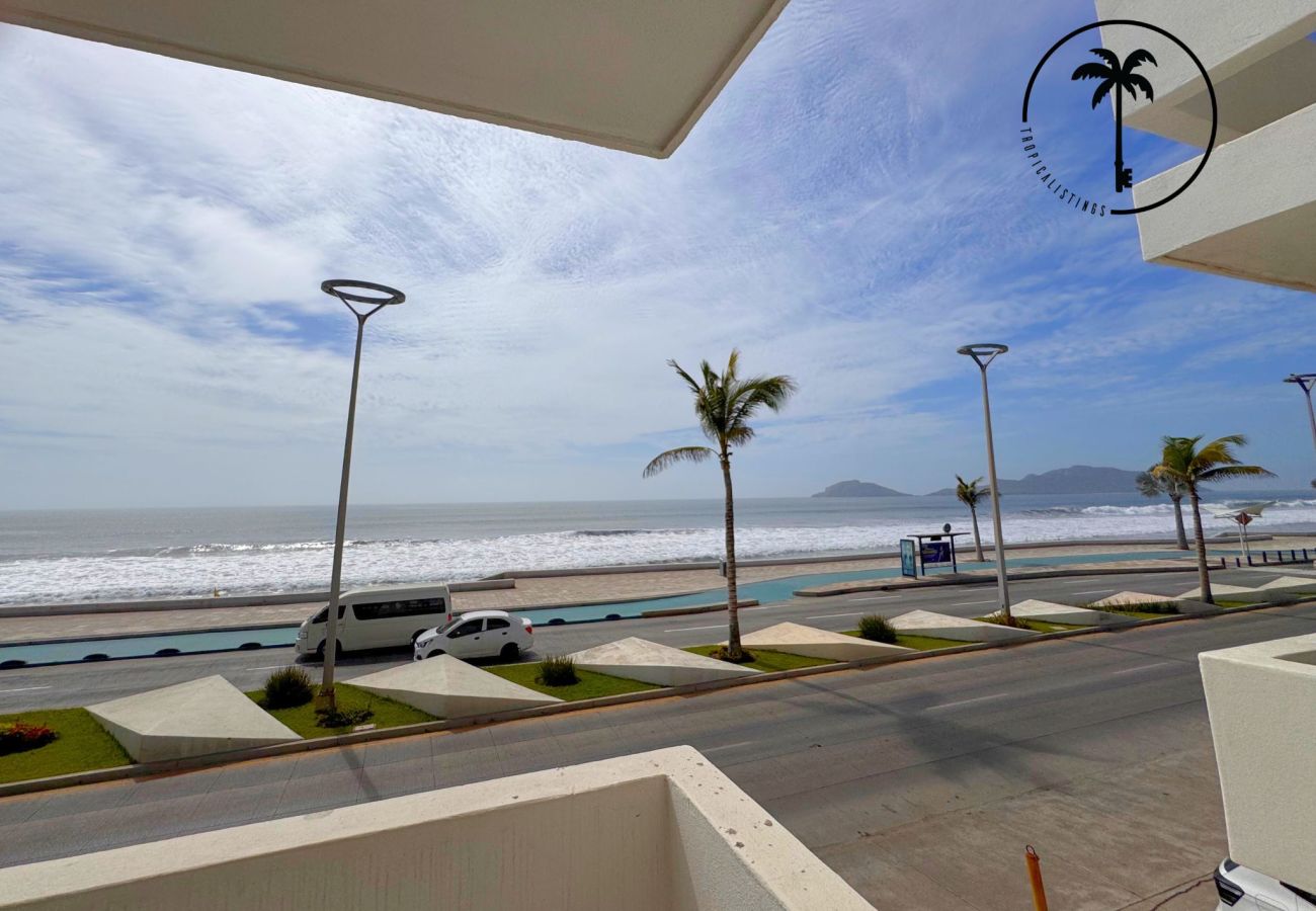 Apartment in Mazatlán - Ocean View on Mazatlán's Malecon: Ideal Apartment