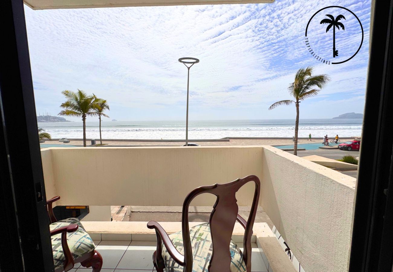 Apartment in Mazatlán - Ocean View on Mazatlán's Malecon: Ideal Apartment