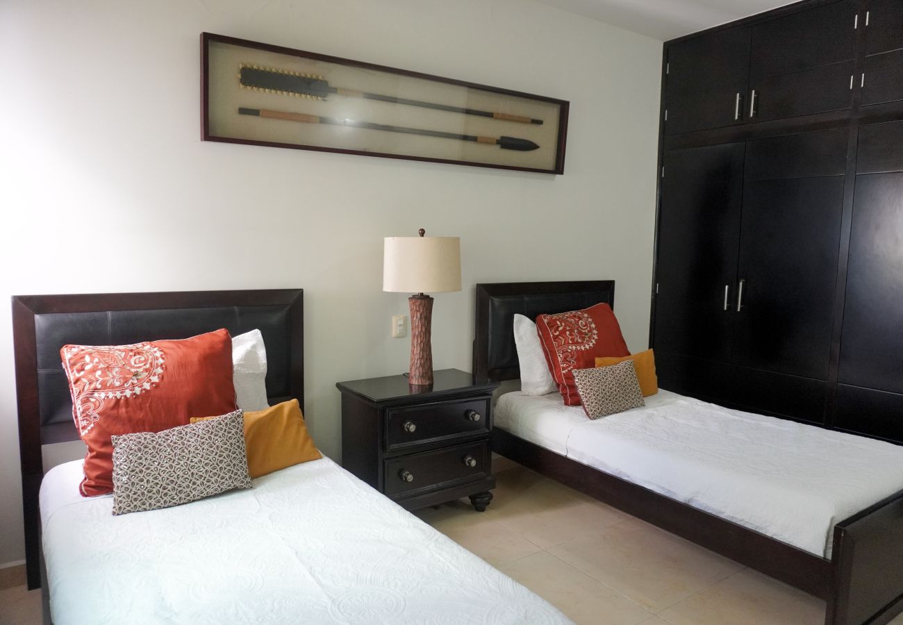 Apartment in Mazatlán - Cerritos Resort: 2BR with Oceanfront Pool