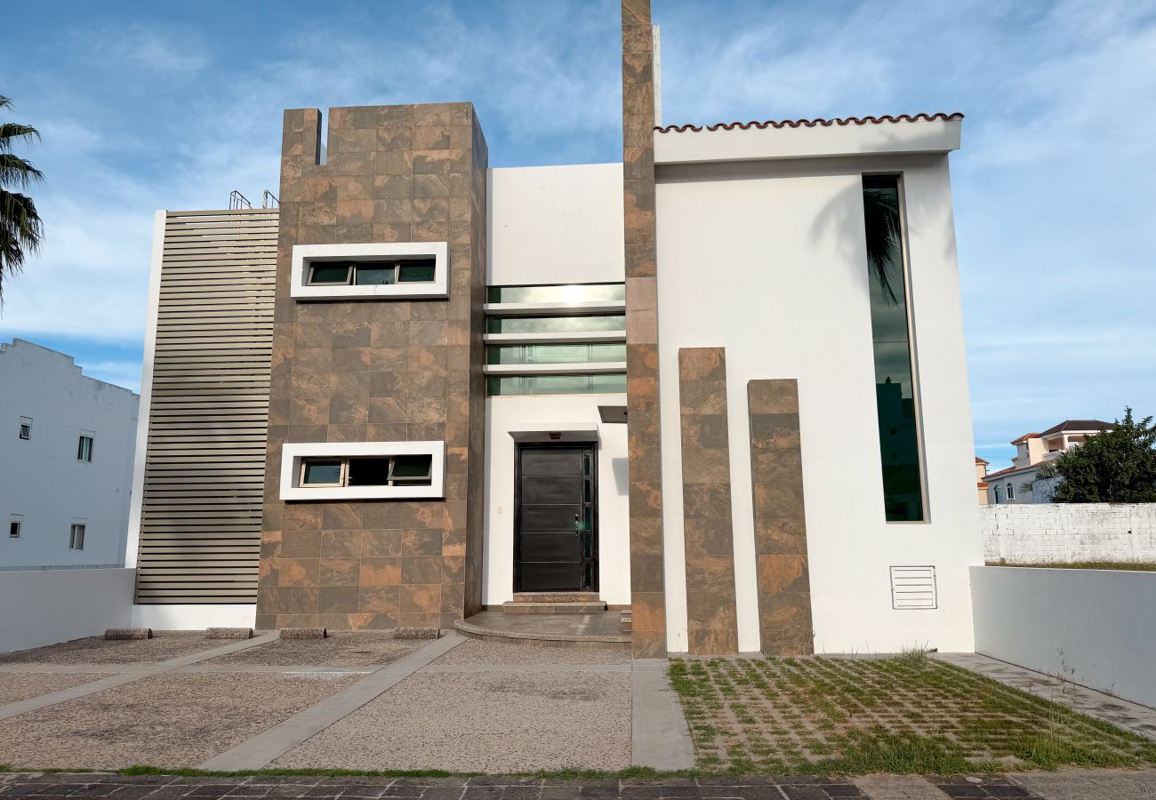 Apartment in Mazatlán - Cerritos Resort: 2BR with Oceanfront Pool