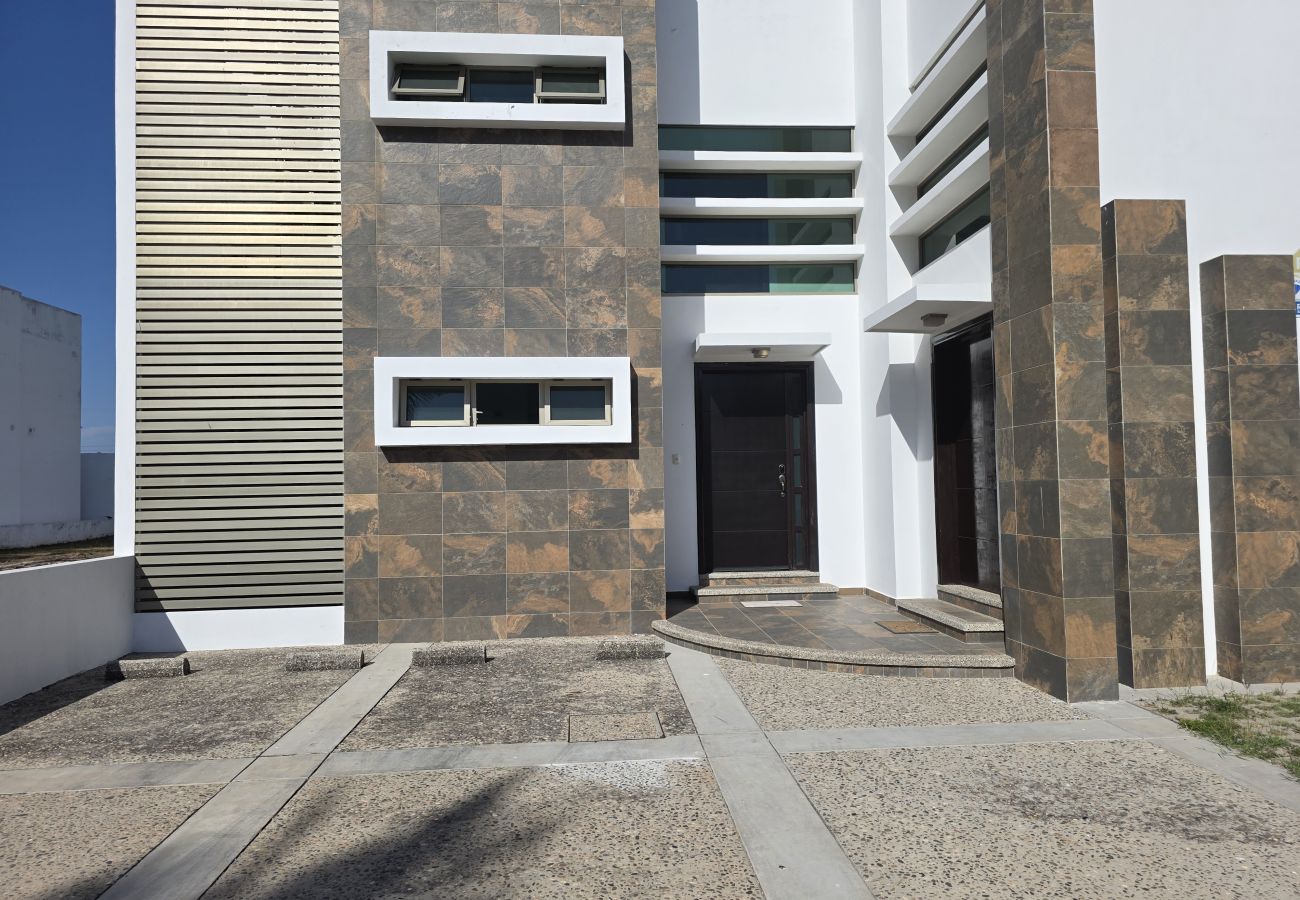 Apartment in Mazatlán - Cerritos: Spacious Condo with Pool 🌊